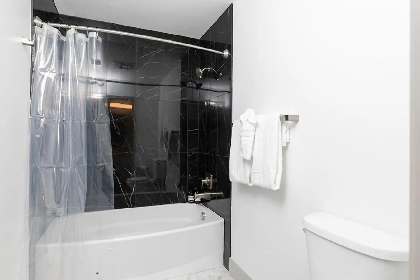 The Hornet - Cozy And Spacious 3Br - Free Parking - Views - 2 Mins To Stadium Charlotte Apartment